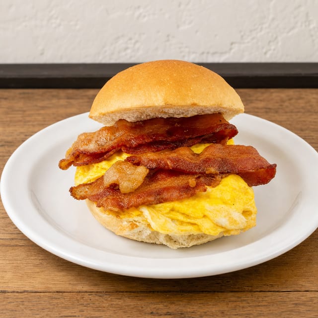 Bacon Egg & Cheese Brötchen Roll.