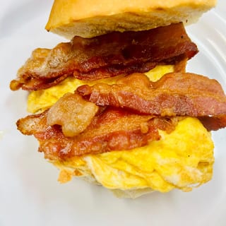 Bacon Egg & Cheese Brötchen Roll
